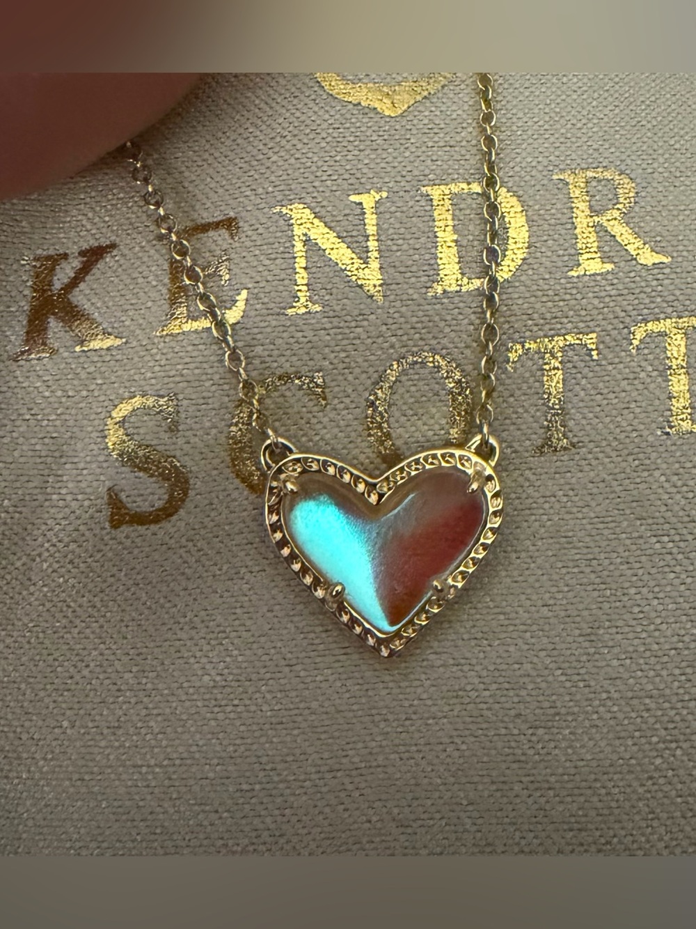 Kendra Scott Ari Heart Pendant Necklace in Dichroic Glass